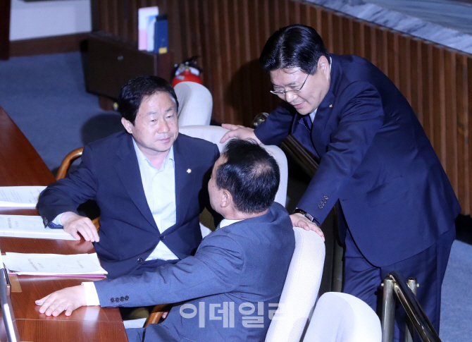 [포토]'체포동의안 부결' 대화하는 염동열-홍문종 의원