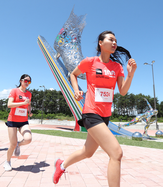 [포토]강릉 올림픽파크 뛰는 '노스페이스 100 코리아’ 참가자