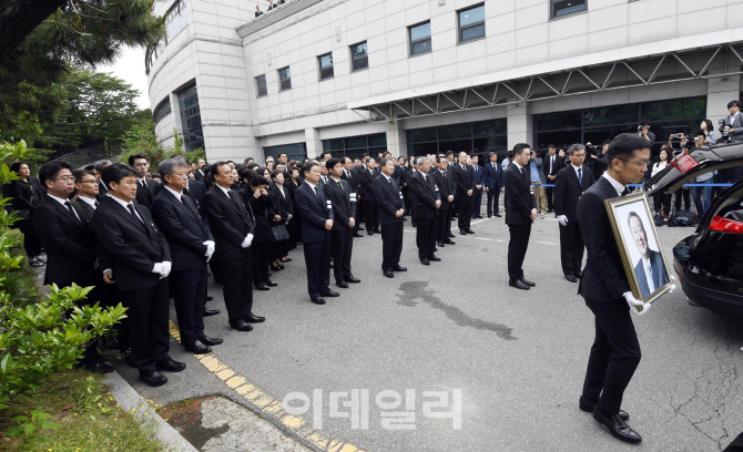 [포토]故 구본무 LG그룹 회장 발인 엄수, '배웅하는 유가족들'