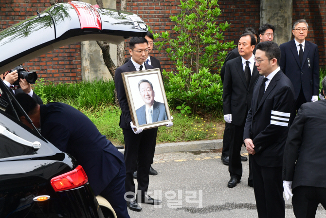 [포토]故 구본무 LG 회장 발인, '고인 배웅하는 구광모 상무'