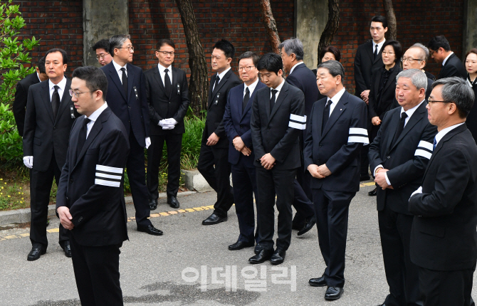 [포토]故 구본무 LG 회장 발인, '고인 배웅하는 유가족들'