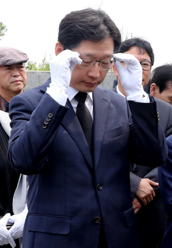 "노무현 대장, 저도 요새 여러군데 두들겨 맞았습니다"...김경수, 아홉번째 '그날'