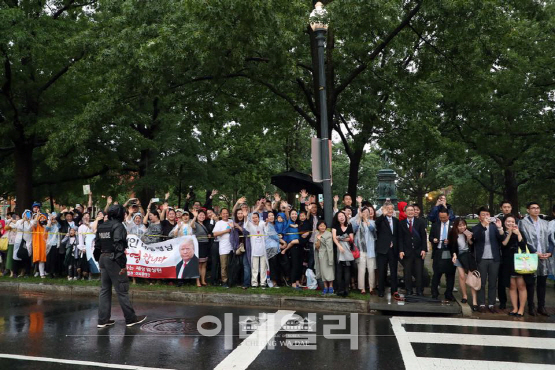 文대통령, 폭우속 환영나온 교민에 “너무 고마워서 코끝이 찡했다”