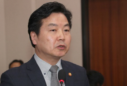 홍종학 장관 "드루킹 만난적 없어, 법적대응 불사"