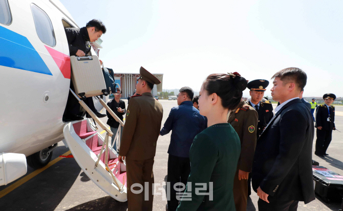 [포토]공군 5호기 타고 북한 원산 갈마비행장 도착한 남측 공동취재단