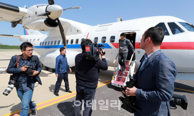 [포토]北 강원도 원산 갈마비행장 도착한 남측 공동취재단