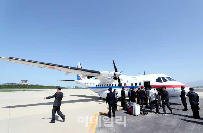 [포토]南 공동취재단, 원산 갈마비행장 도착