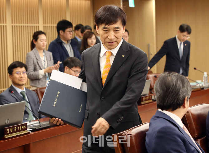 [포토]한국은행 금통위 참석하는 이주열 한은 총재