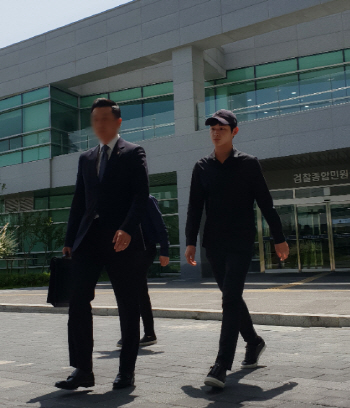 '성추행·협박 혐의' 이서원 검찰 출석…"묵묵부답"