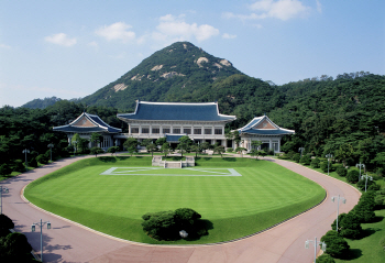 靑 “개헌 절호의 기회 놓쳤다…野 투표불참은 직무유기”