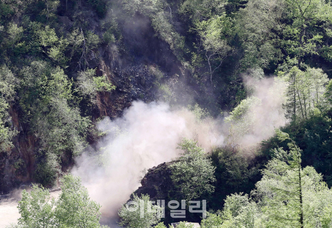 [포토]흙먼지와 함께 폭파되는 풍계리 3번 갱도