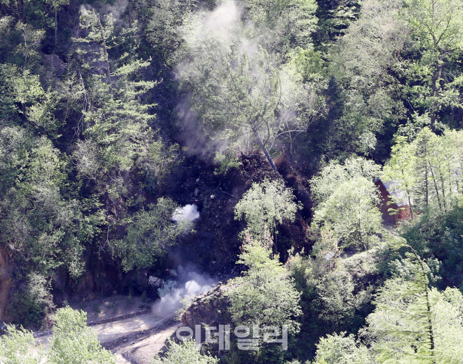 [포토]흙먼지와 함께 폐쇄되는 풍계리 3번 갱도