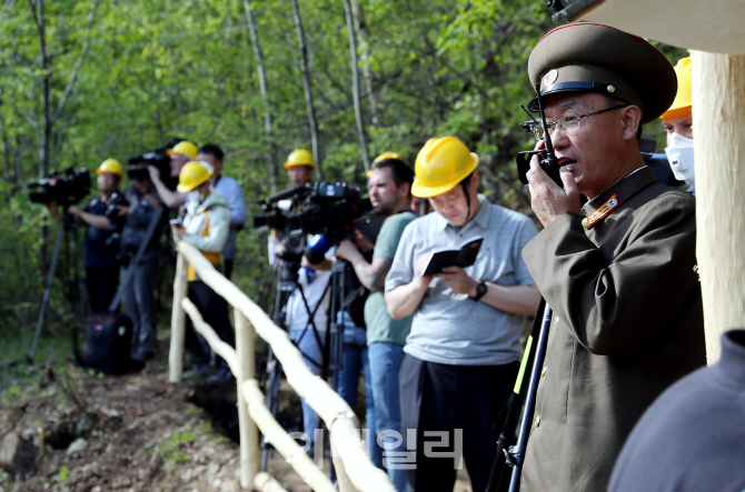 [포토]핵무기연구소 관계자, 풍계리 핵실험장 폭파 교신