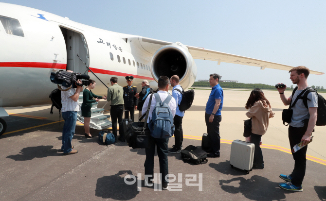 [포토]고려항공 탑승하는 국제 기자단