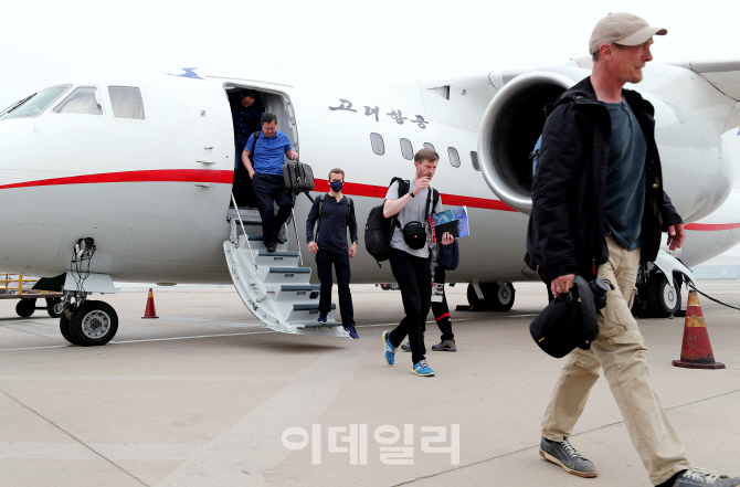 [포토]고려항공 전세기에서 내리는 국제기자단