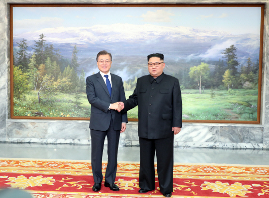 정치권 “北 비핵화 한걸음 더 접근” 환영… 한국당 “졸속 회담” 비판