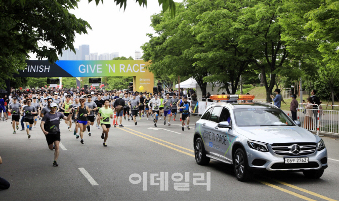 [포토]기부 달리기 대회 선도하는 벤츠 플러그인 하이브리드 SUV