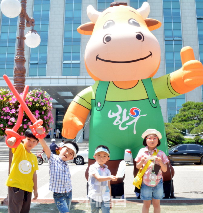 [포토] 한우 마스코트와 함께 즐거운 동심