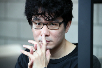 장강명 "간판사회, 계급…묻고 따지고 싶었죠"