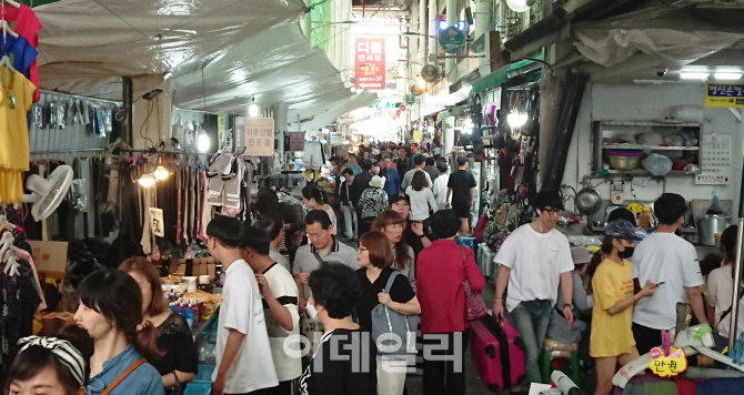 "대구도 한번 까디비야" vs "김부겸이 나와도 안된다카이"