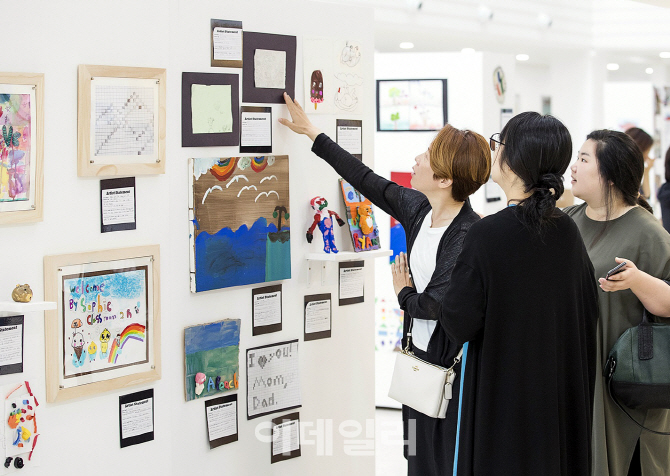 [포토] SJA Jeju 학생들 작품보는 학부모