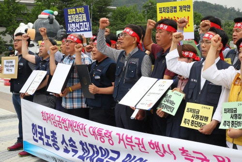 최저임금 산입 확대로 최대 21.6만명 기대수입 감소