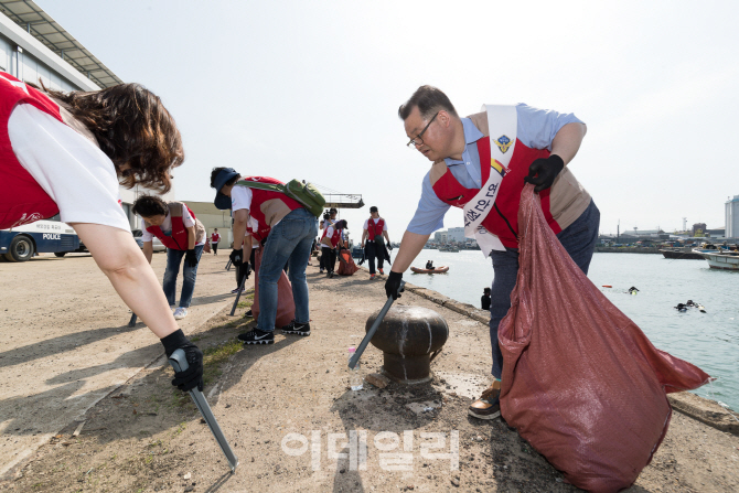 [포토]롯데월드 아쿠아리움 '바다의 날 앞두고 환경정화'