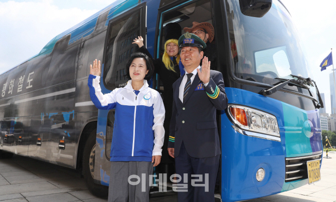 [포토]더불어민주당 '철이와 메텔과 역장'