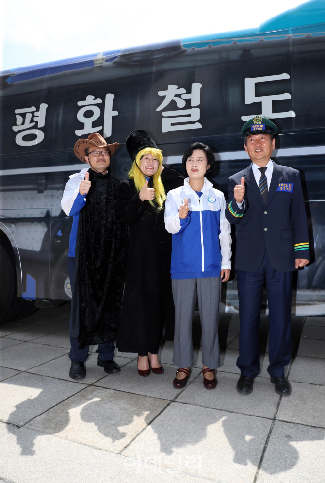 [포토]민주당 '철이와 메텔과 역장'