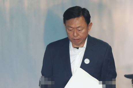 짙어진 신동빈 부재 그림자…롯데, 10조대 글로벌 투자 '휘청'