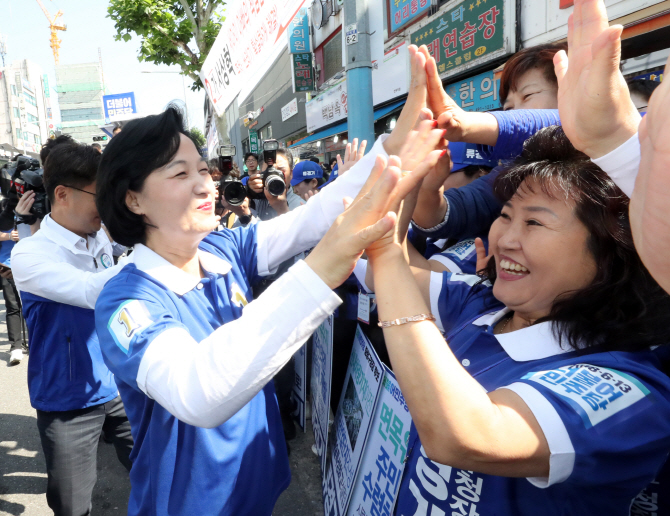 추미애 "표 몰아줘 文정부 성공 도와달라" 지선유세 첫 일성