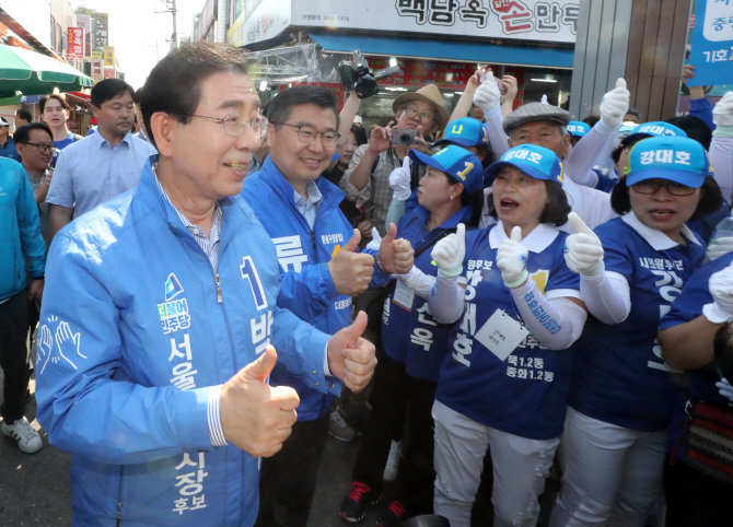 여유 있는 박원순,공식 선거운동 첫날부터 ‘야전사령관’ 행보