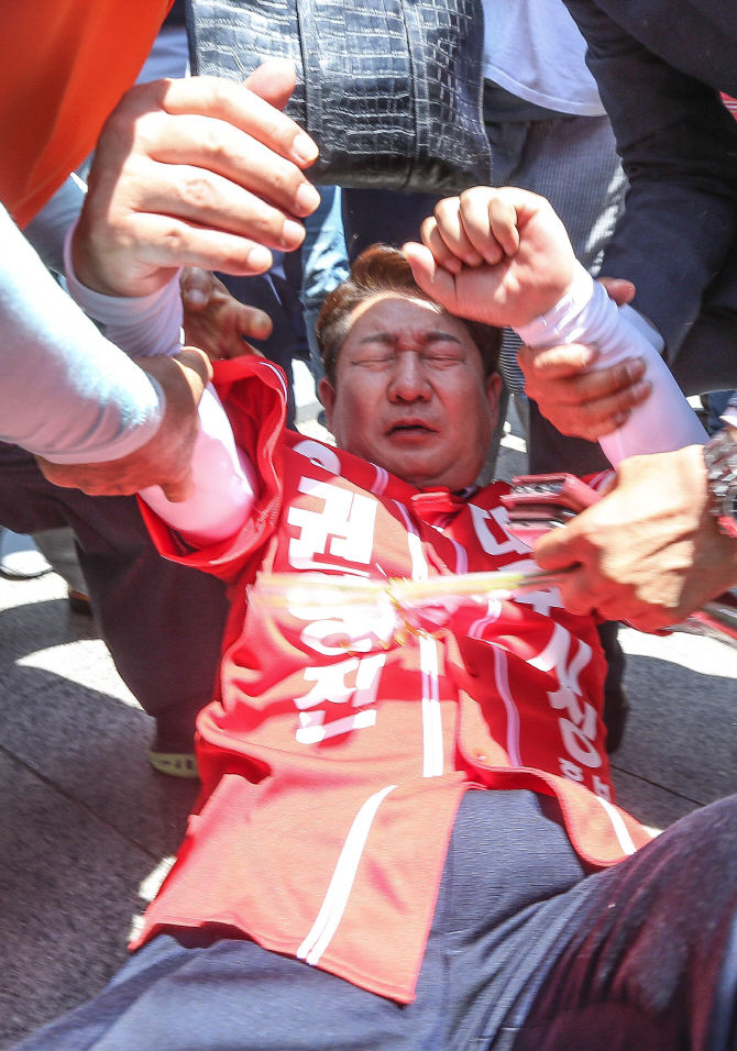  권영진측 "백주의 선거테러 배후 밝혀야..경찰 왜 보호 안했나"