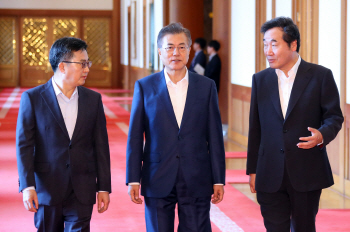 文대통령, 저출산 문제에 “모든 형태 출산 동등한 대우 받아야”(종합)