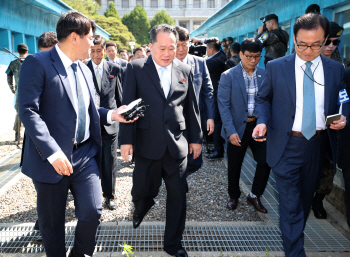 "엄중사태 해결됐나" 묻는 기자에 北리선권 "어디 소속이오"