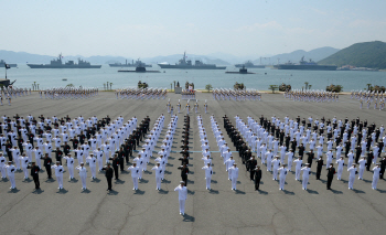 재복무 도전, 영주권 포기…제124기 해군·해병대 사관후보생 임관