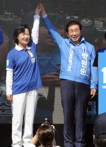 수도권 광역단체장 후보, 추미애와 '함께' 홍준표는 '패싱'