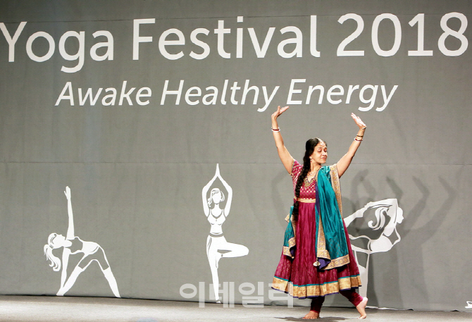[포토] 인도 춤 '까탁' 시연하는 소마 두타