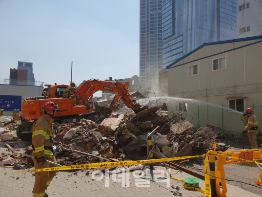 서울 용산서 52년된 건물 붕괴…"위험시설물 지정 안돼 안전점검 無"