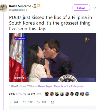 두테르테 또 구설수…교민여성 팔 붙잡고 ‘키스’