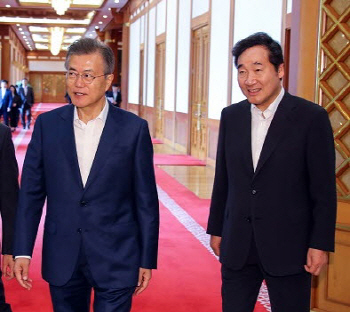 문 대통령, 이 총리와 주례회동.. "저소득층·자영업자 대책 적극 검토"