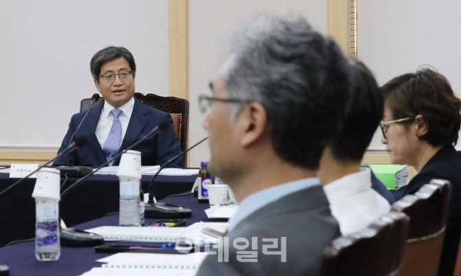 [포토]참석자와 인사하는 김명수 대법원장