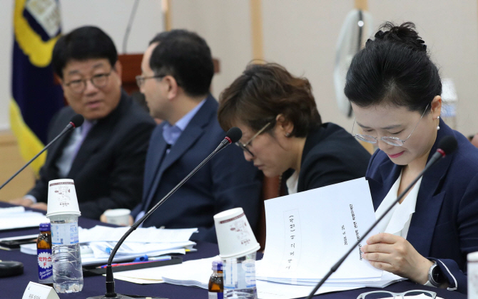 [포토]'보고서의 내용은'