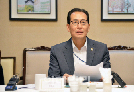 정부 "주거·의료·교육·교통·통신비 경감 필요"