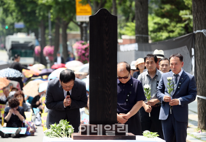 [포토]'헌화하는 북파공작원 유가족들'