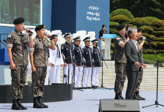 [포토] '늙은 군인의 노래' 부르는 최백호와 연예인 출신 병사들