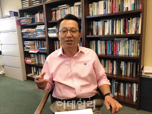 [신기욱 인터뷰①]"文, 중재자 아닌 페이스 메이커 역할해야"