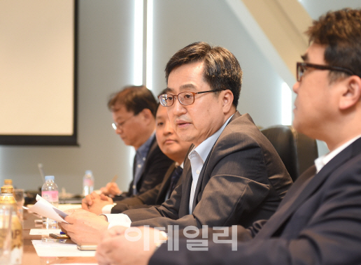 최저임금 합의점 찾나..김동연·홍장표 오늘 간담회