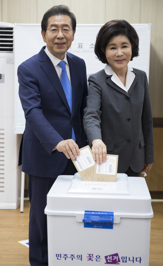 강남구서 사전 투표한 박원순 “전임 구청장 부패 척결해야”