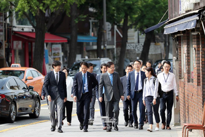 사전투표 마친 임종석·조국 등 靑수석·보좌관, 걸어서 일터로